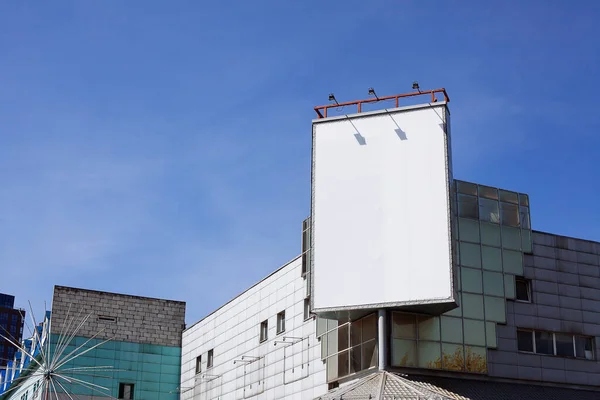 Blanco Reclamebord Het Gebouw Blanco Sjabloon Voor Buitenreclame Model Omhoog — Stockfoto