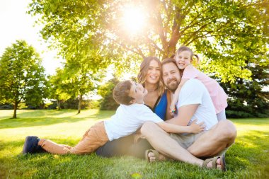 Birlikte dinlenme çocuklu mutlu aile