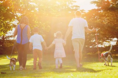 Arkadan görünüş aile köpek park ile yürüme
