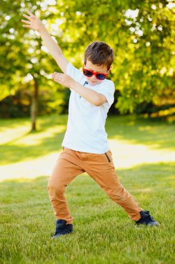 Enerjik çocuk dans yaz aylarında güneş gözlüğü