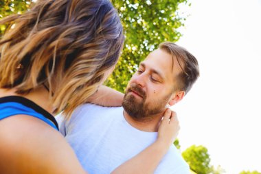 Yaz aylarında kız arkadaşıyla mutlu sakallı adam