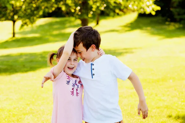 Fratellini felici che abbracciano e ridono — Foto Stock