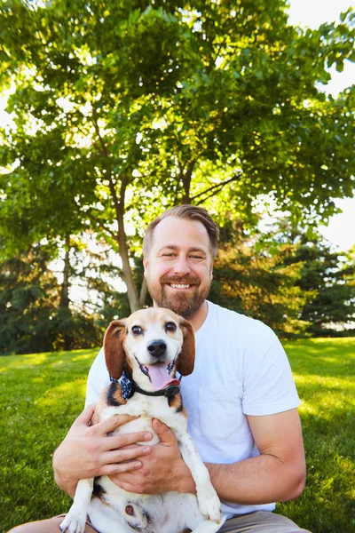 Retrato de homem barbudo sorridente com seu cachorro — Fotografia de Stock