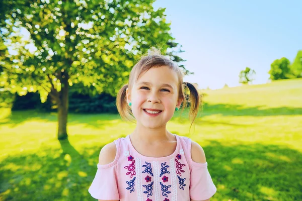 カメラで笑顔の幸せな女の子の肖像画 — ストック写真