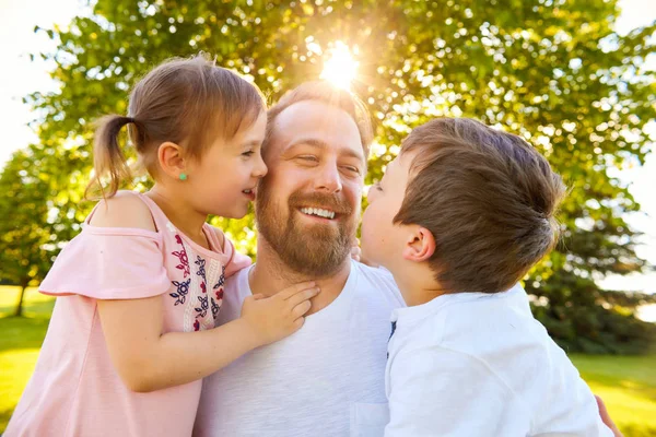 快乐的父亲与儿子和女儿共度时光 — 图库照片