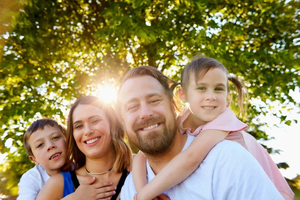 İki çocuklu neşeli aile portresi