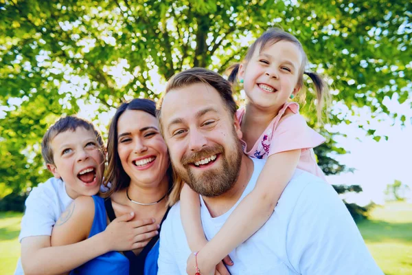 İki küçük çocuklu mutlu aile portresi
