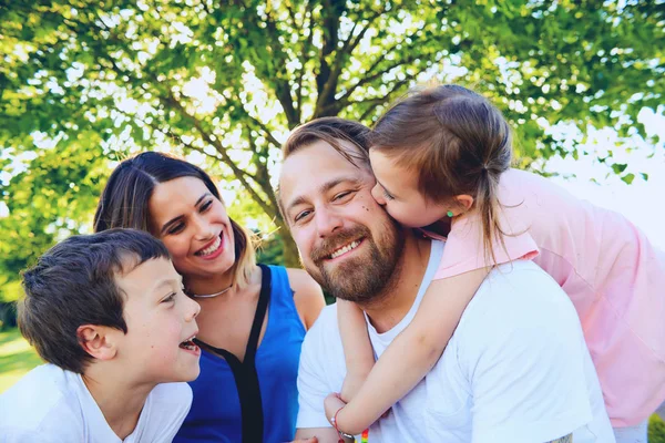 Porträt einer glücklichen Familie mit Kindern im Sommer — Stockfoto