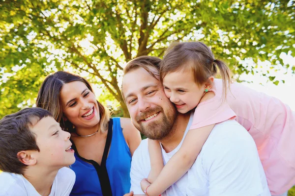 Porträt glücklicher Eltern und ihrer Kinder — Stockfoto