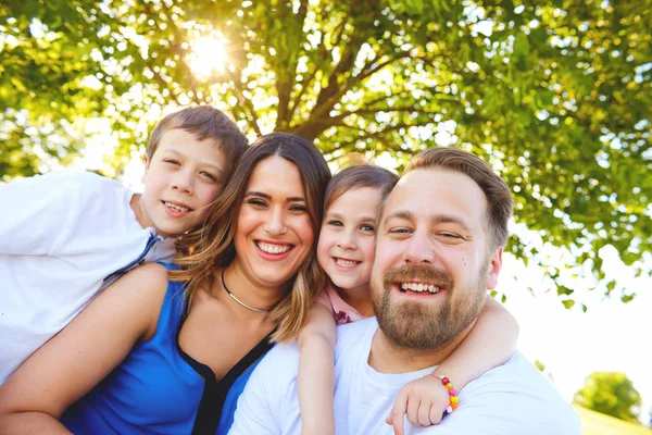 Familienporträt glücklicher Eltern mit Kindern — Stockfoto