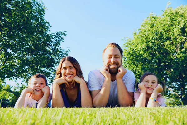 幸福的家庭，一起躺在草坪上的肖像 — 图库照片