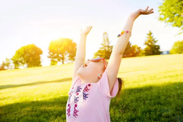 快乐的小女孩，在享受夏日的太阳镜 — 图库照片