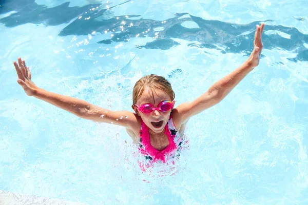 Happy little girl having fun in swimming pool — Stock Photo, Image