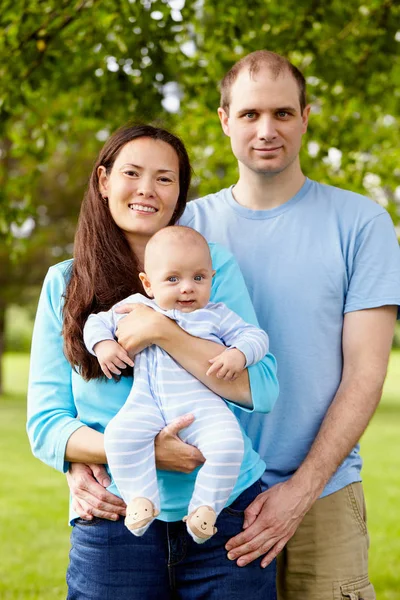 与宝宝多种族家庭幸福的肖像 — 图库照片