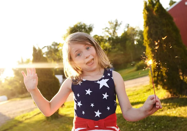 快乐的小女孩，庆祝独立日 — 图库照片