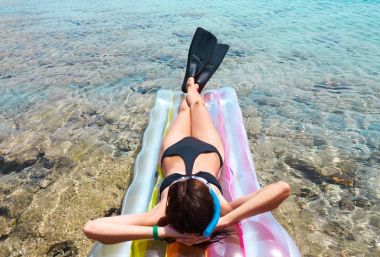 Uçarı ve şnorkel havuzu bota istirahat kadın