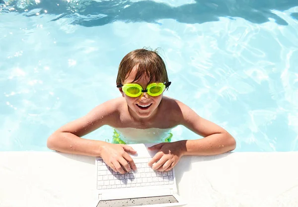 Positivo pequeño niño en red en la piscina —  Fotos de Stock