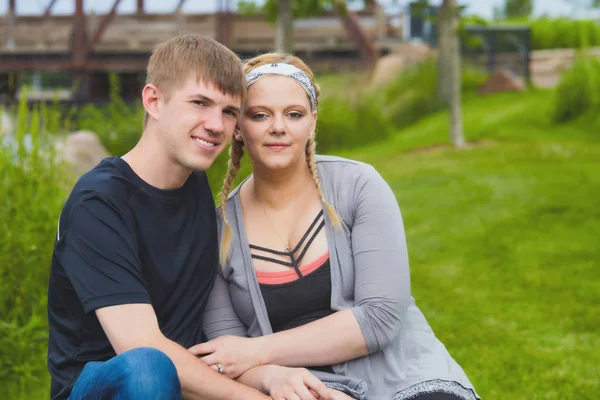 Portrait de jeune couple positif à la campagne — Photo