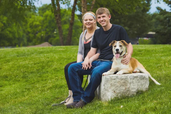 Portrait de jeunes amoureux heureux avec leur chien — Photo