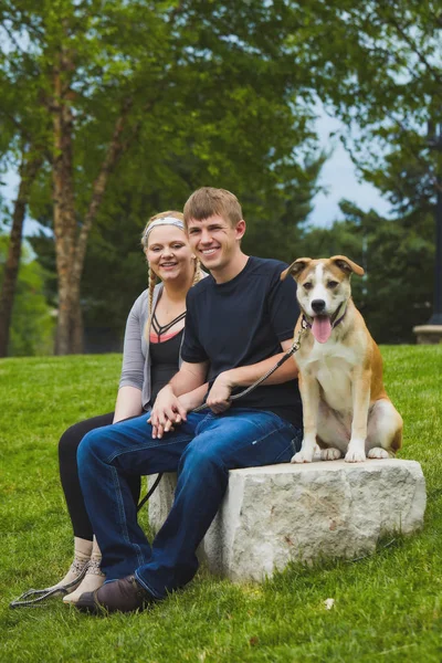 Retrato de alegre pareja joven con su perro —  Fotos de Stock