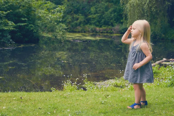 Retrato de una niña seria caminando por el río — Foto de Stock