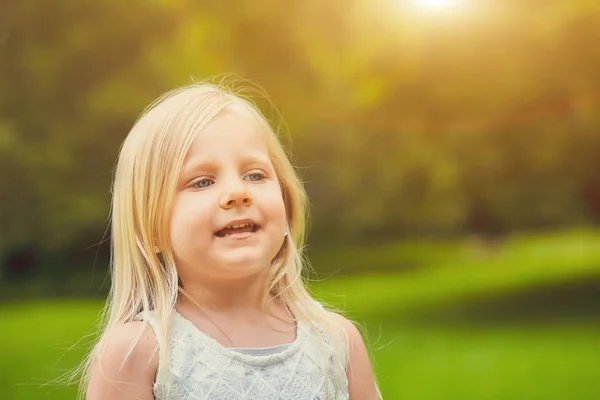 小女孩微笑着走在夏季的一天 — 图库照片