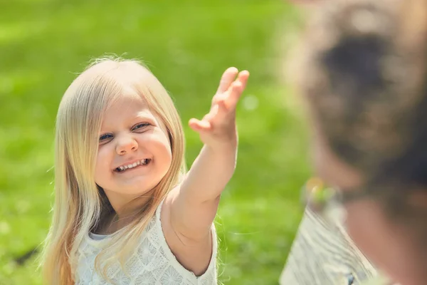 微笑的小女孩举手投足给母亲 — 图库照片