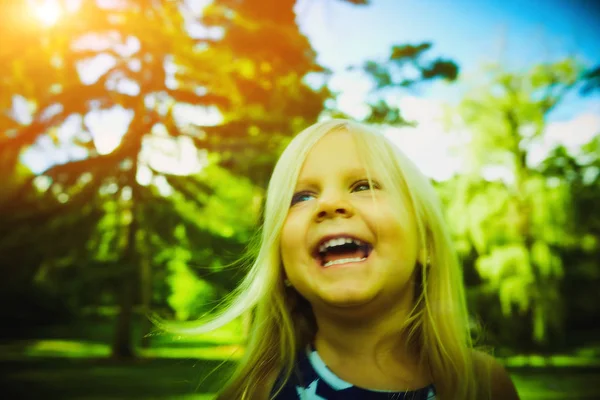 夏天公园里笑的小女孩的脸 — 图库照片