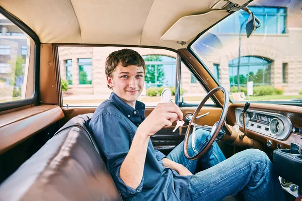 행복 한 젊은 남자 차에 앉아 키를 잡고 — 스톡 사진