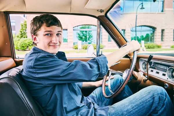 그의 차를 운전 하는 행복 한 젊은 남자의 초상화 — 스톡 사진