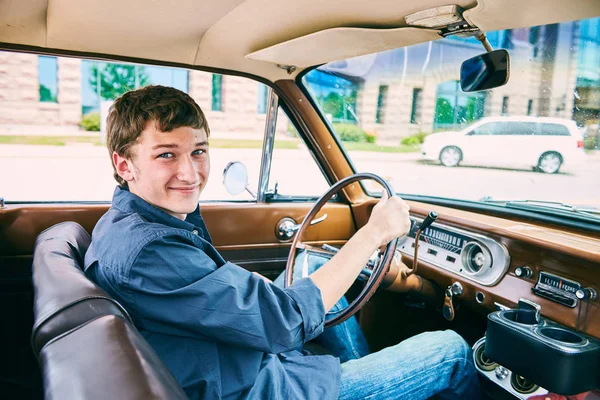 자동차를 운전 하는 행복 한 10 대 소년의 초상화 — 스톡 사진