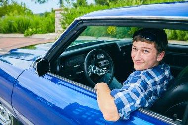 Mavi araba mutlu genç adam portresi