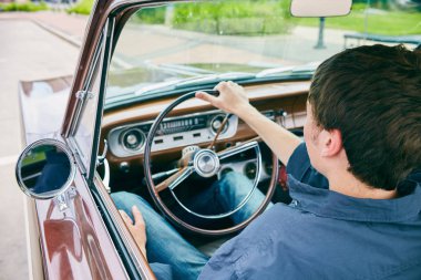 Direksiyon direksiyon başında oturan genç adam arka görünümü