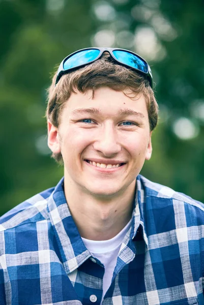Güneş gözlüğü ile mutlu genç adam portresi — Stok fotoğraf