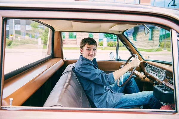 Açık araba pencerede genç adam gülümseyen portresi