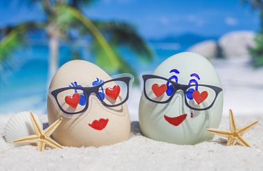 Sahilde yüzü olan iki yumurta