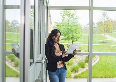 Öğrenci üniversite içinde gülümseyen