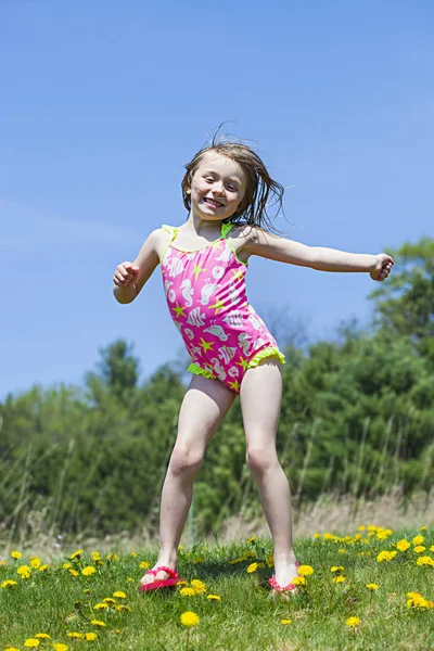 Menina alegre brincando com água salpicar fora e se divertindo — Fotografia de Stock
