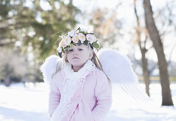Hermosa chica ángel fuera — Foto de Stock