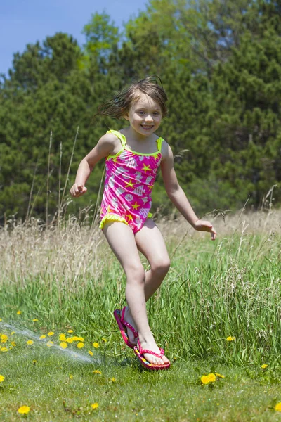 快乐的女孩玩洒水外面和有乐趣 — 图库照片