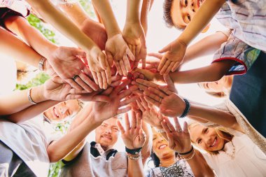 Yetişkin ve çocuk gülümseyen, el kazık