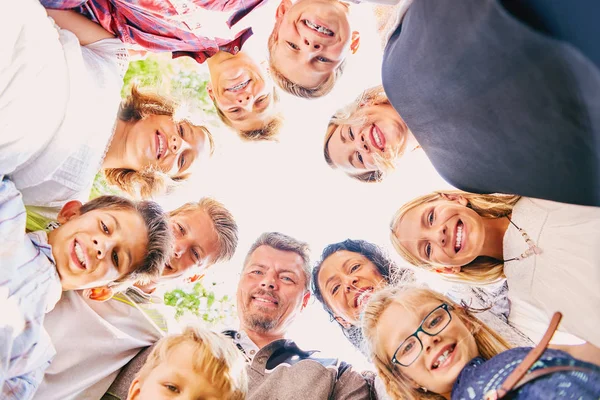 Glückliche Gesichter von erwachsenen Paaren und ihren Kindern — Stockfoto