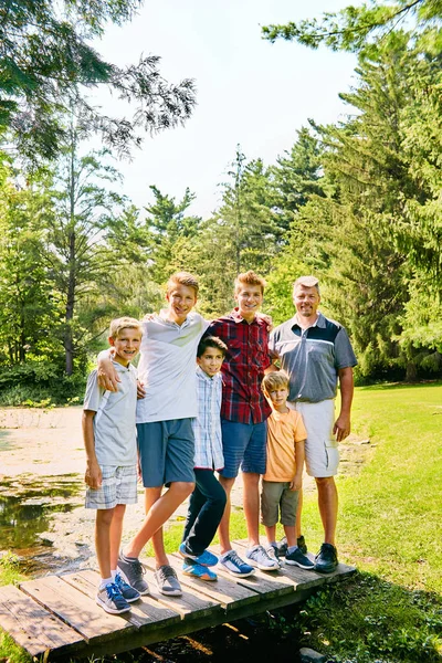 Porträt eines glücklichen, reifen Vaters und seiner fünf Söhne — Stockfoto