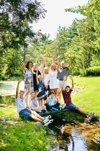 Happy stor familj står på bron och vinkar — Stockfoto