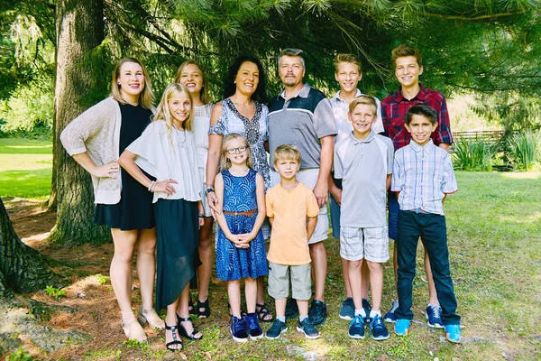 Šťastná rodina jedenáct lidí, kteří stáli za tři — Stock fotografie