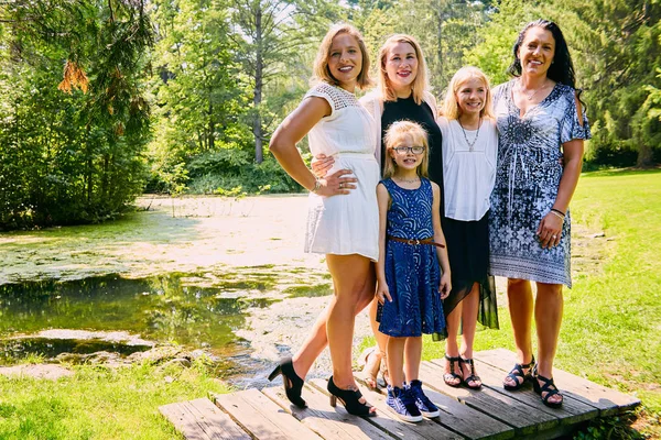 Retrato de mãe feliz posando com filhas — Fotografia de Stock