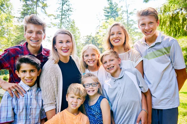 Porträt glücklicher Brüder und Schwestern oder Freunde — Stockfoto