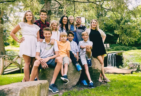 Heureuse famille de onze personnes posant ensemble dans le parc — Photo