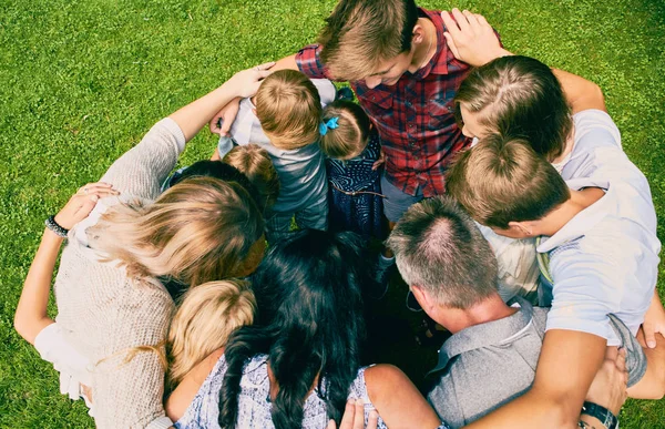 11 ayakta kucaklayan daire içinde aile