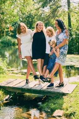 Mutlu olgun anne ve kızları Köprüsü'nde